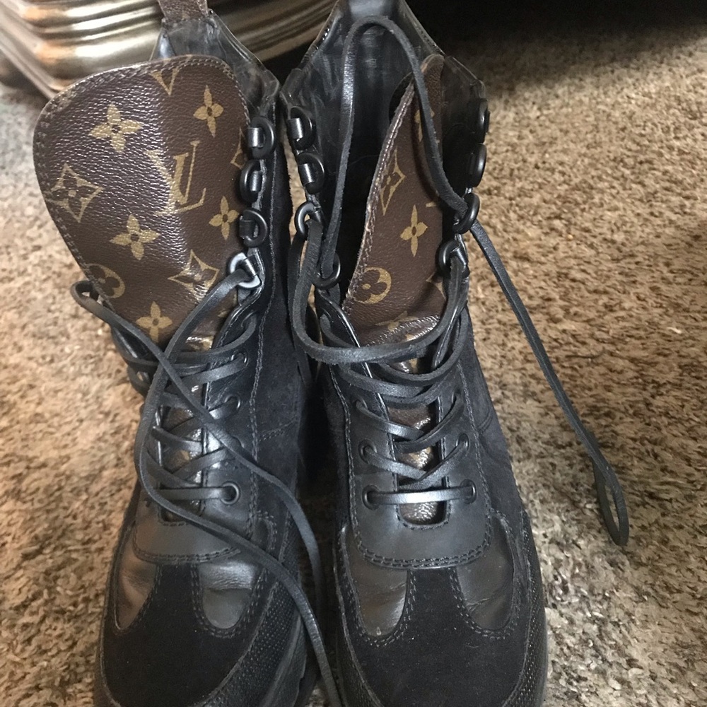 Louis Vuitton laureate desert boots